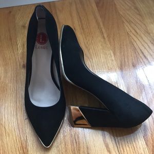 Lesac pumps